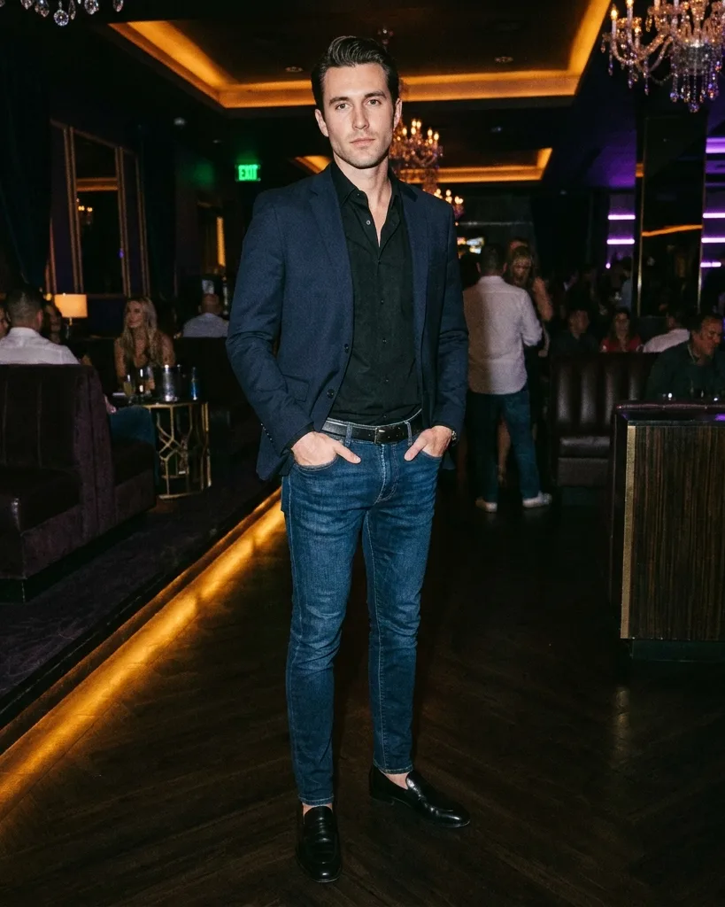 What men should wear: button-up shirt, dark jeans, dress shoes