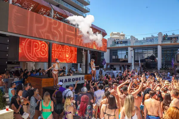 Vegas pool parties: What to know from admission to booze prices